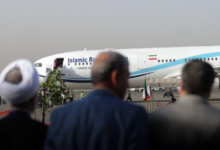 صورة الدبلوماسيين أثناء المغادرة