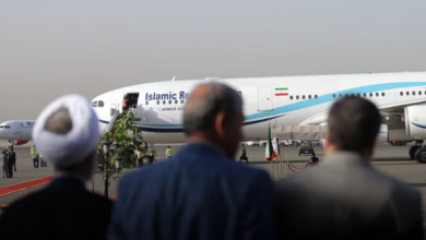 صورة الدبلوماسيين أثناء المغادرة